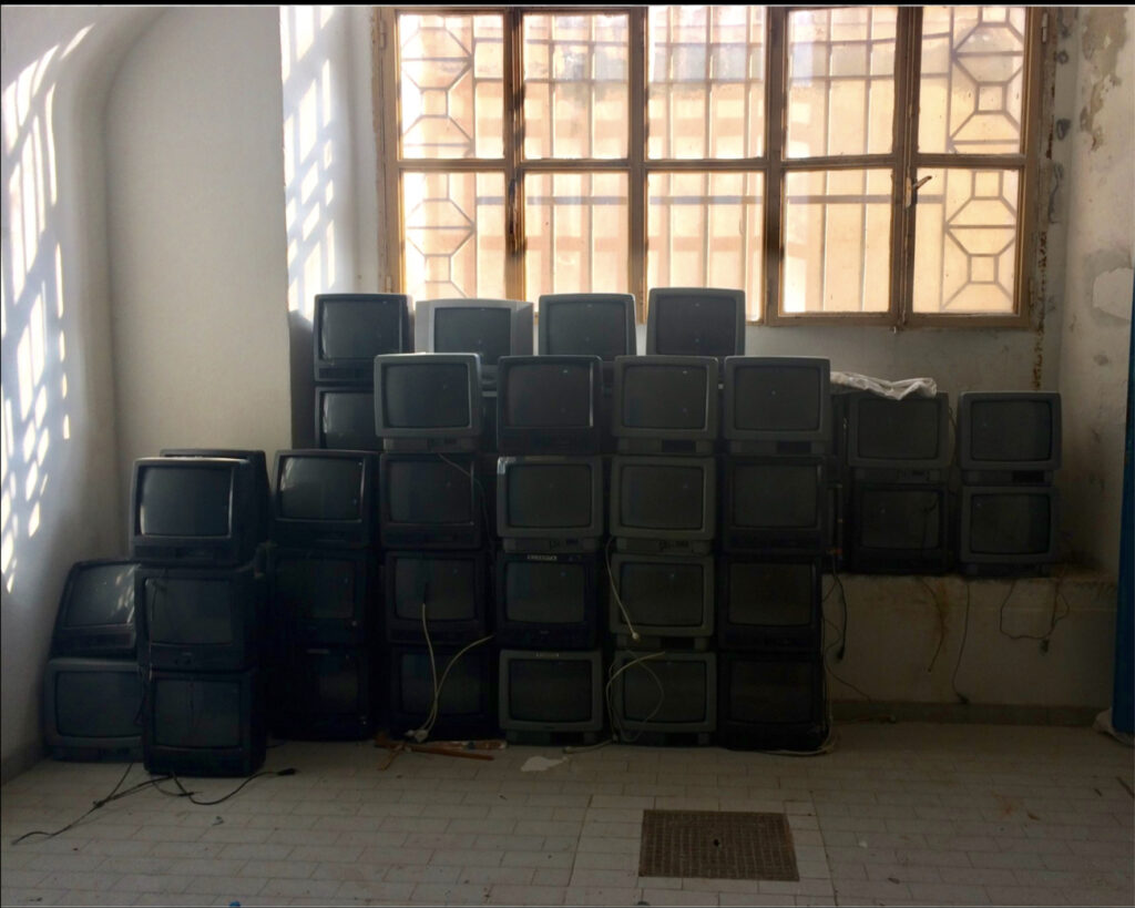 1_Cumulo di monitor abbandonati al piano terra del braccio sinistro dell’ex-carcere di Buoncammino.
