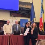 La premiazione di Elisabetta Mannai con la professoressa Donatella Rita Fiorino